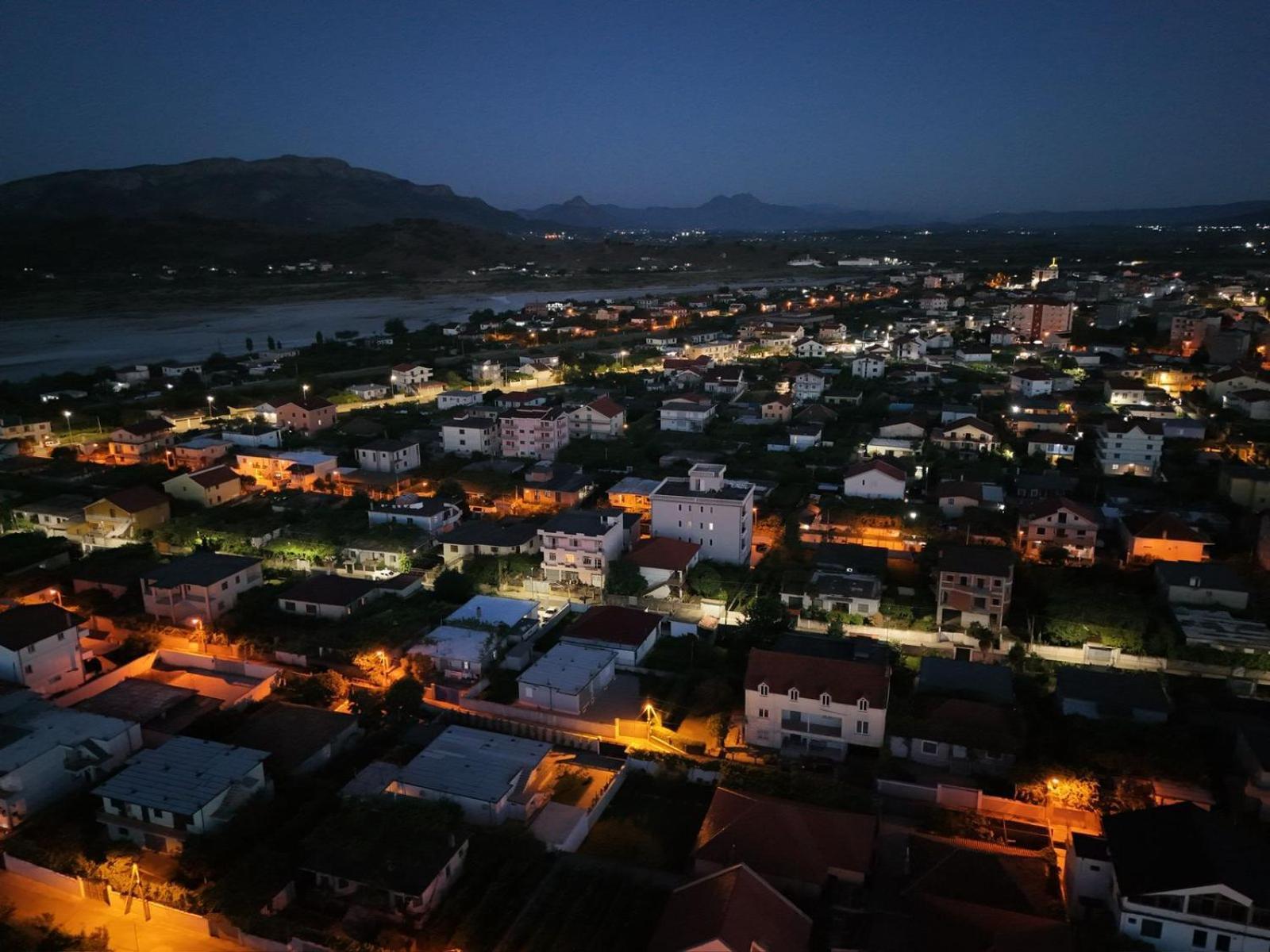 Hotel Aleks Shkoder Bagian luar foto
