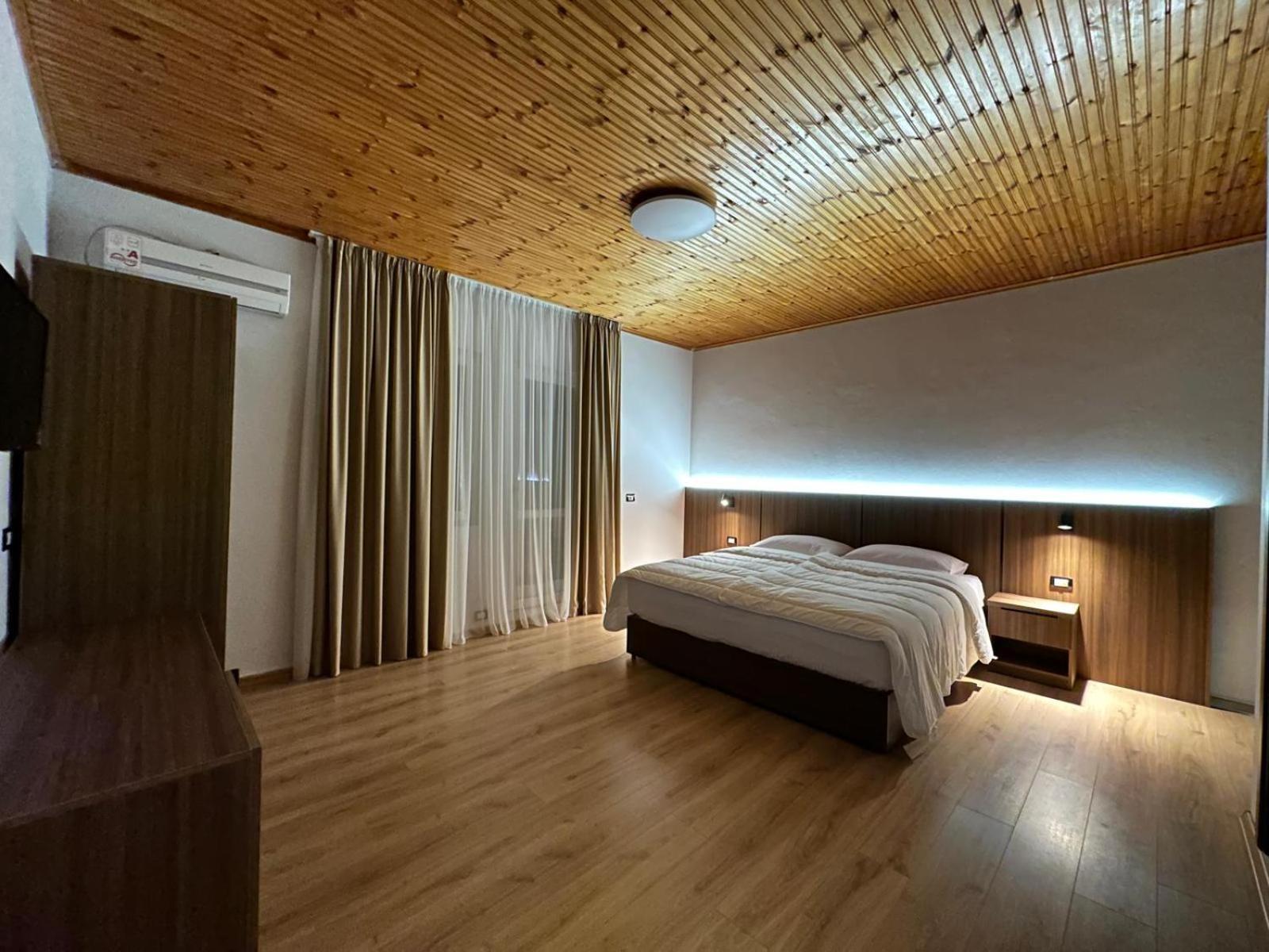 Hotel Aleks Shkoder Bagian luar foto